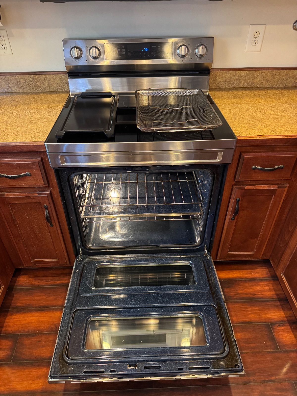 Samsung Flex Duo Smart Electric Range $1000 - Like New - Clarksville, TN, photo 6 of 7