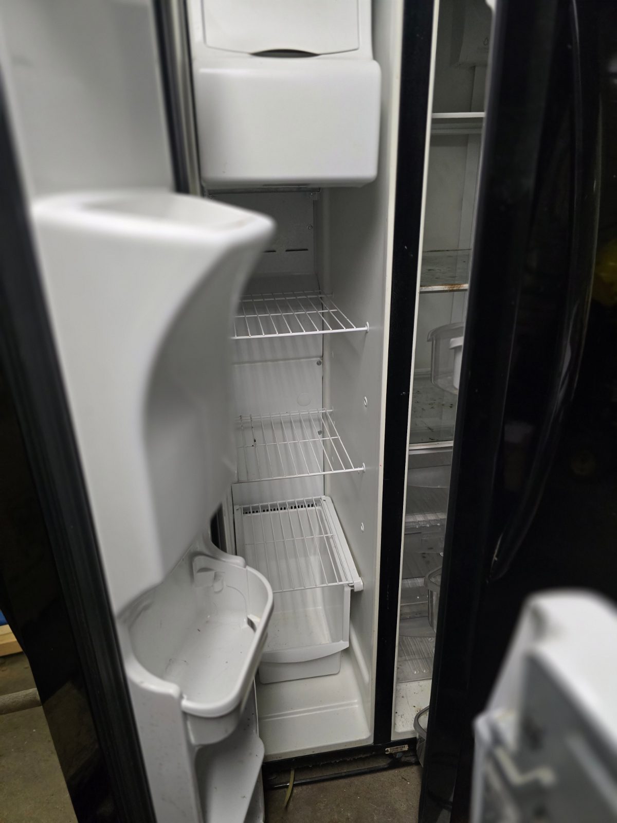 Fridgedaire Side by Side - Like New - Magnolia, OH, photo 7 of 11
