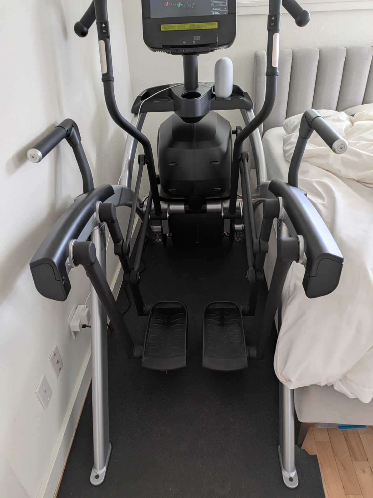Life Fitness Arc Trainer with SE HD 16" Console - Like New - Dallas, TX, photo 2 of 2