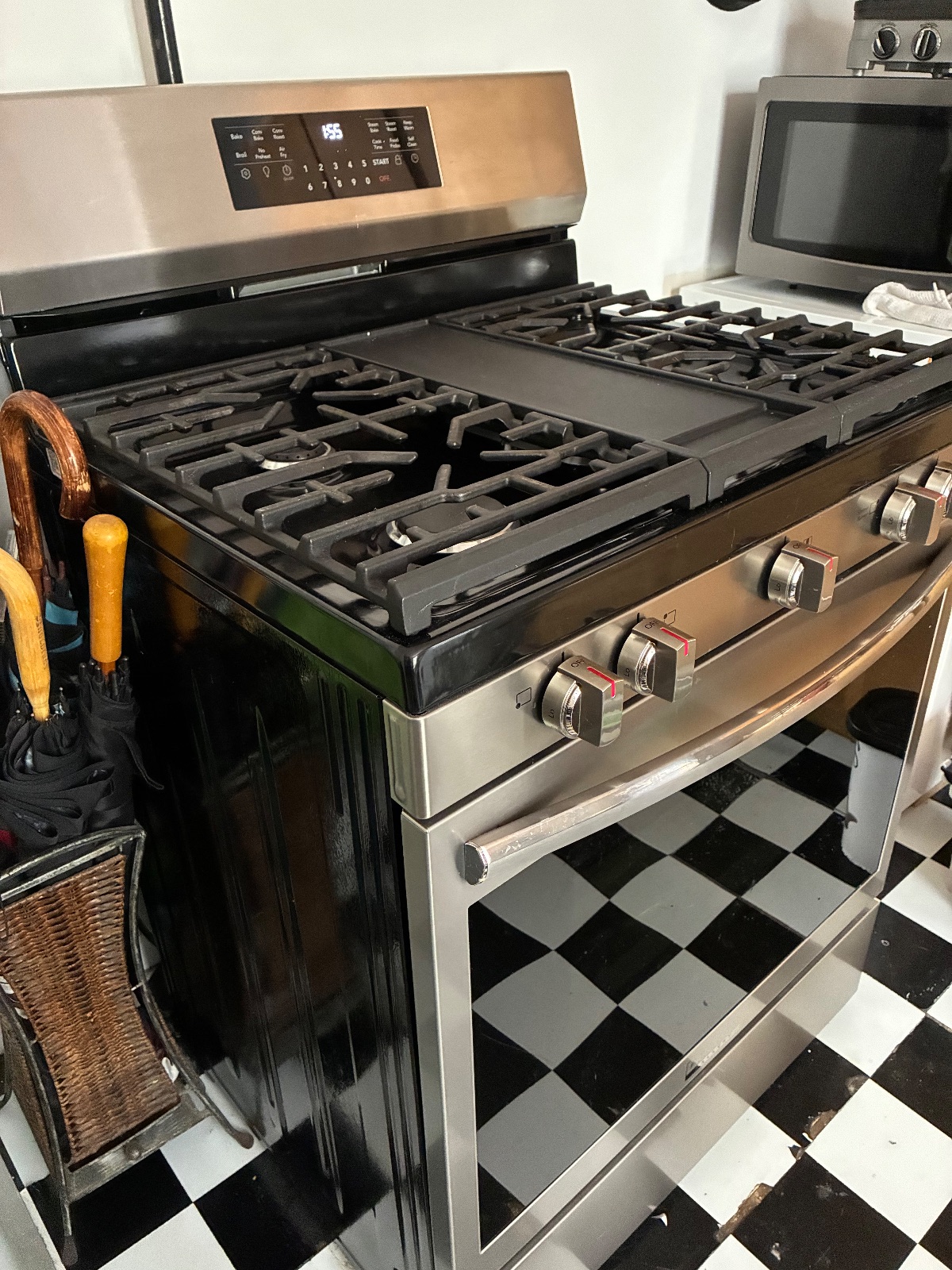 Frigidaire Gallery 30 Inch 5 Burner, Freestanding Gas Range with Air Fry - Like New - New York, NY, photo 2 of 4