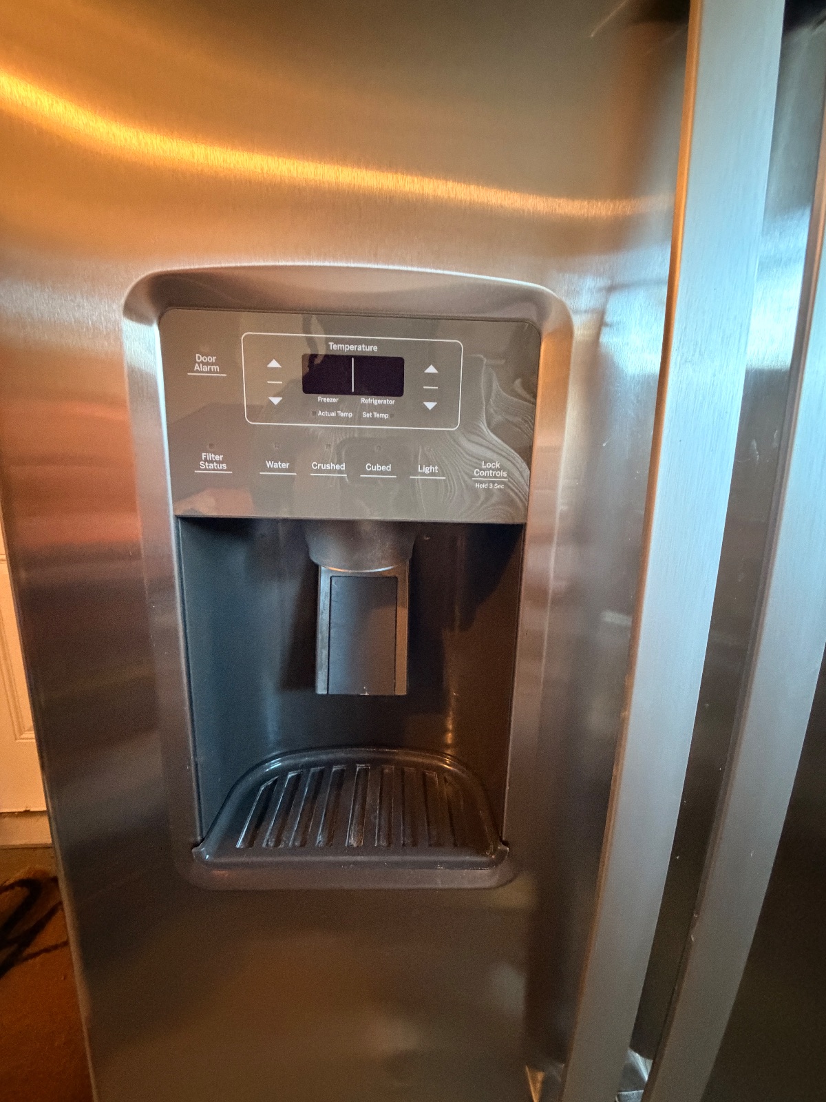 GE Side by Side Refrigerator - Like New - Ruther Glen, VA, photo 4 of 5