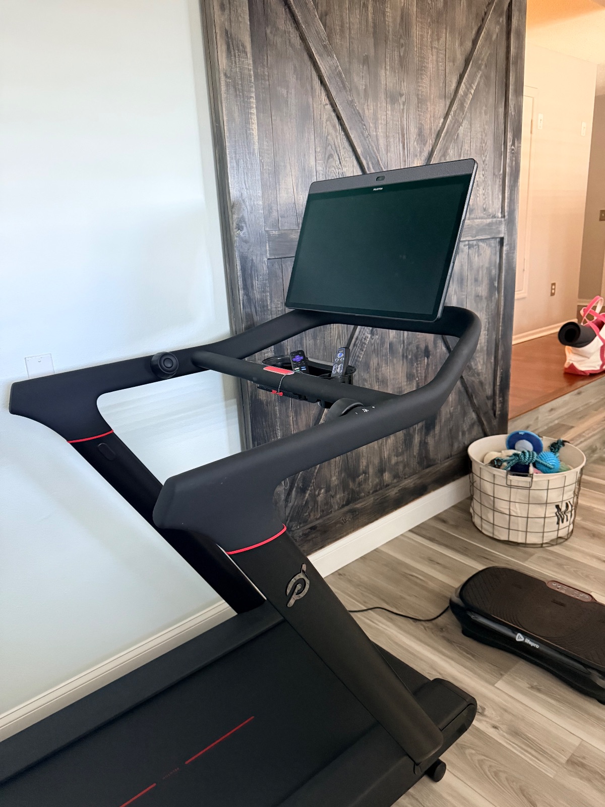 Peloton Treadmill 2025 - Excellent - NEW PT RICHEY, FL, photo 2 of 3