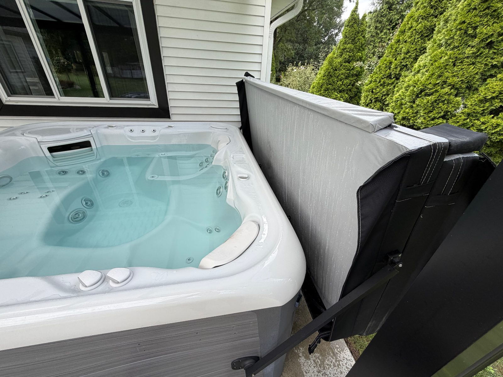 Hot Spring Spas Hot Tub, 4-5 Person Saltwater - Like New - 2021 – Silverton, OH, photo 4 of 7