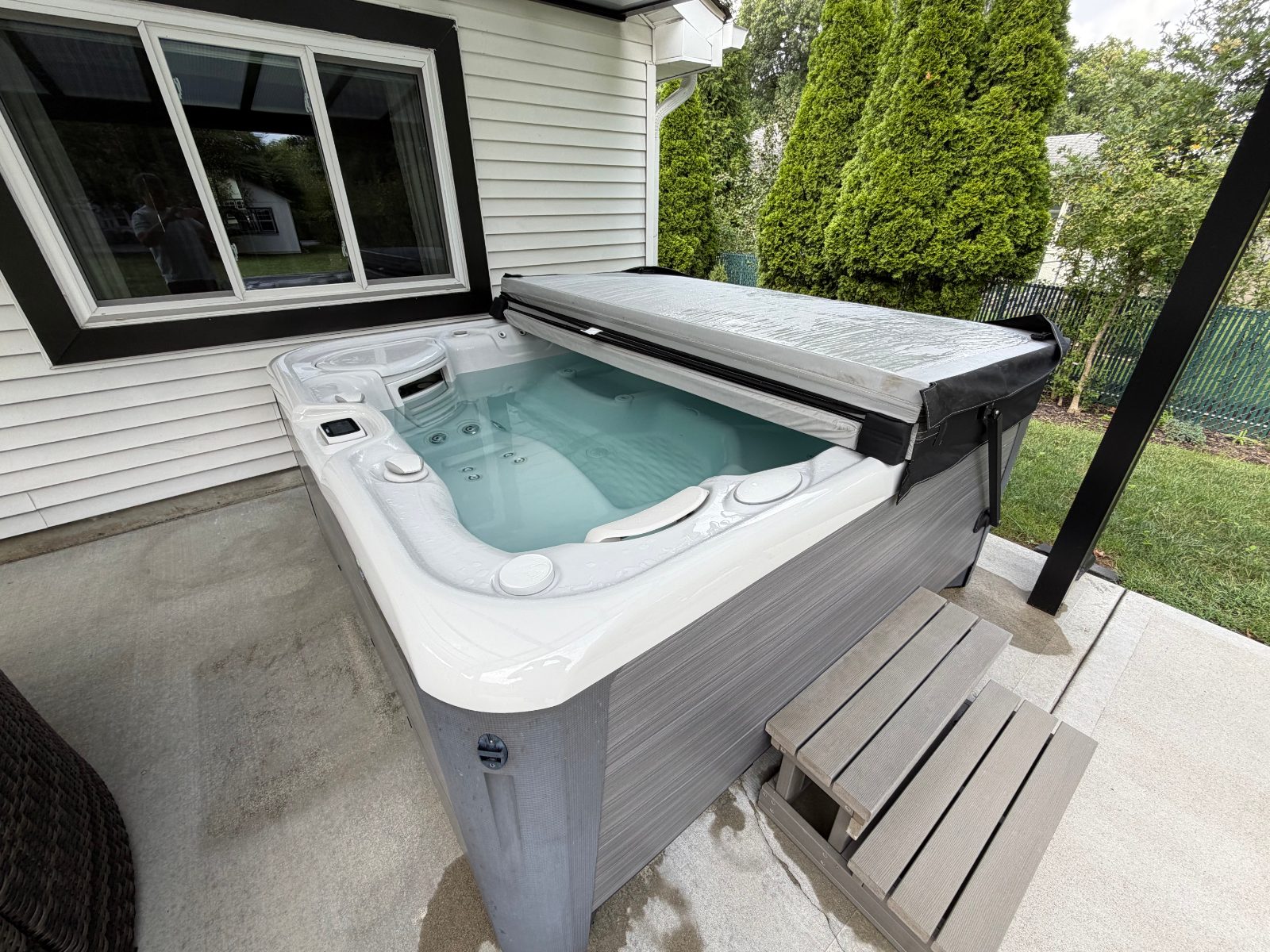 Hot Spring Spas Hot Tub, 4-5 Person Saltwater - Like New - 2021 – Silverton, OH, photo 6 of 7