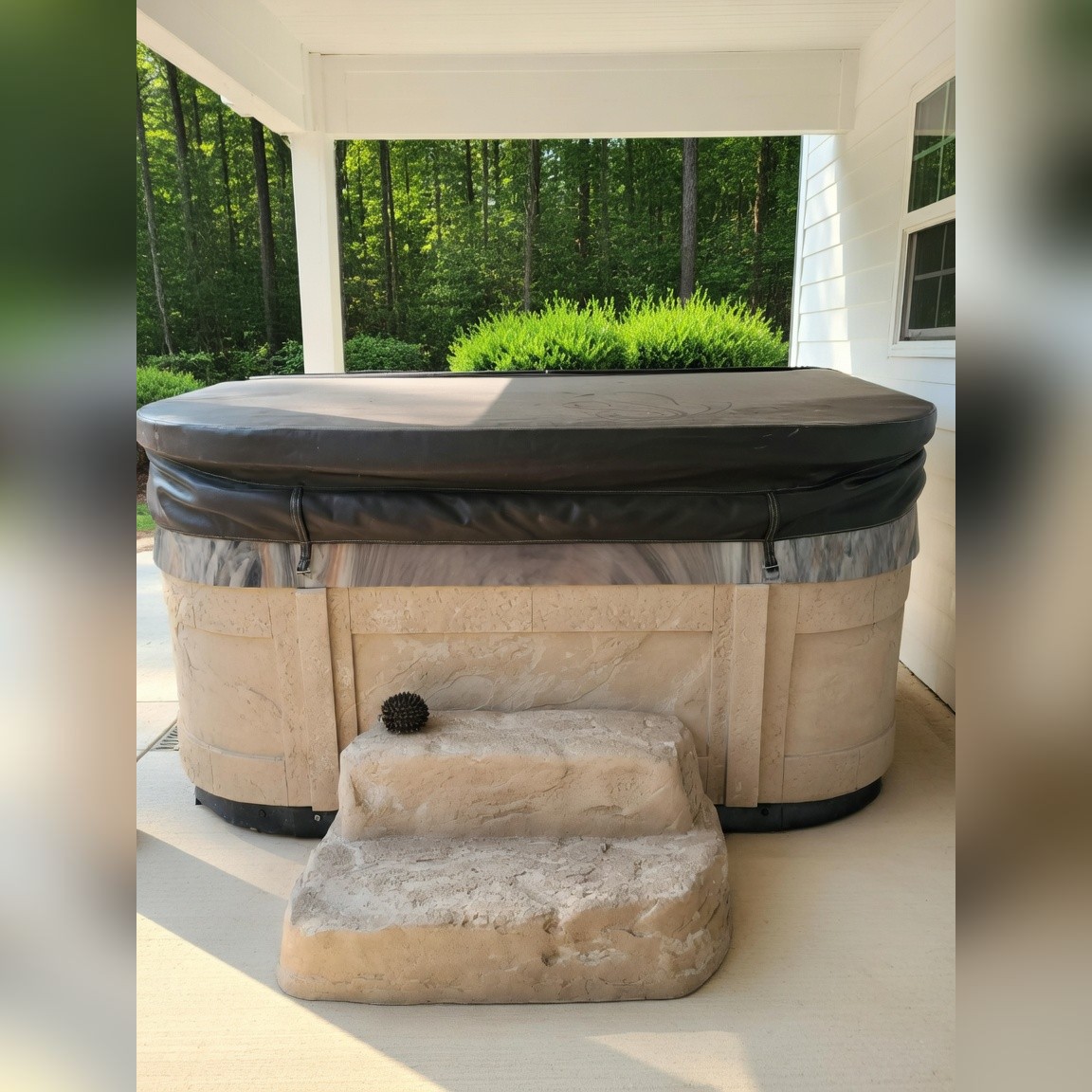 Coast Spas Hot Tub, Faux Stone Exterior - Like New – Ochlocknee, GA