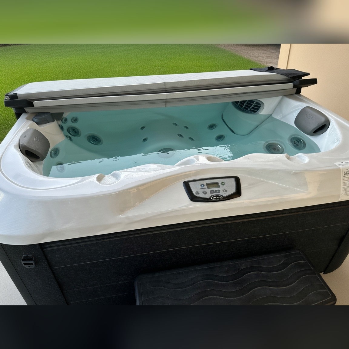 Jacuzzi Hot Tub, Includes Cover and Steps - Like New – Davenport, FL