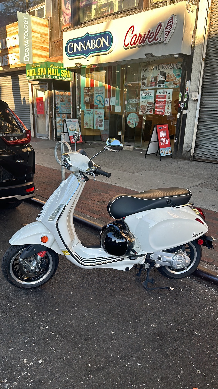 Vespa Sprint Gas Scooter, White Classic Style - Fair – Brooklyn, NY, photo 2 of 3