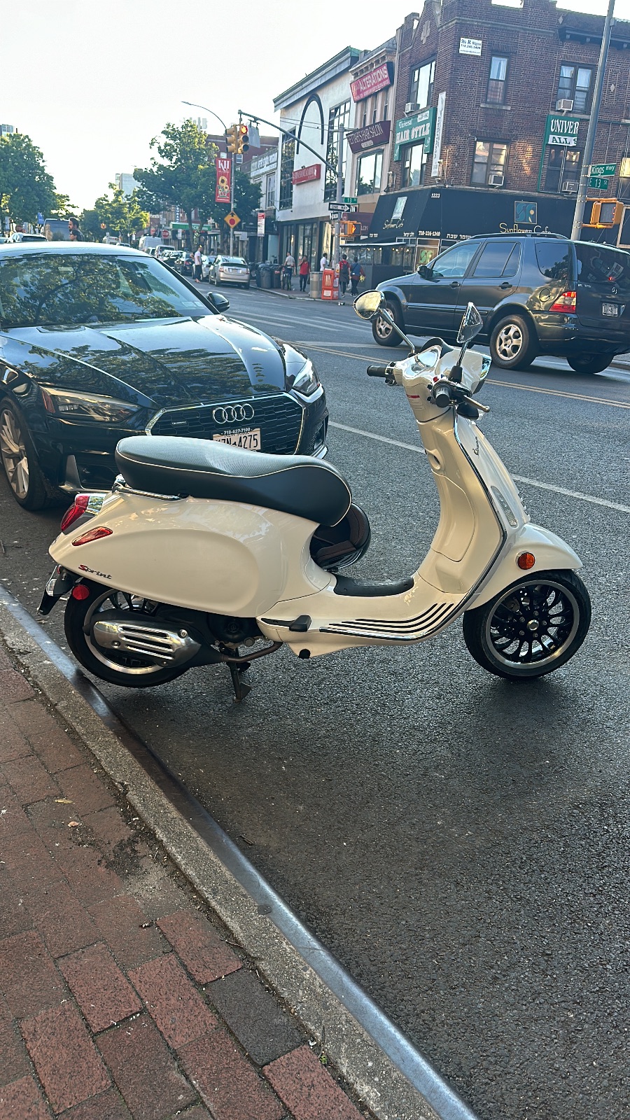 Vespa Sprint Gas Scooter, White Classic Style - Fair – Brooklyn, NY, photo 3 of 3