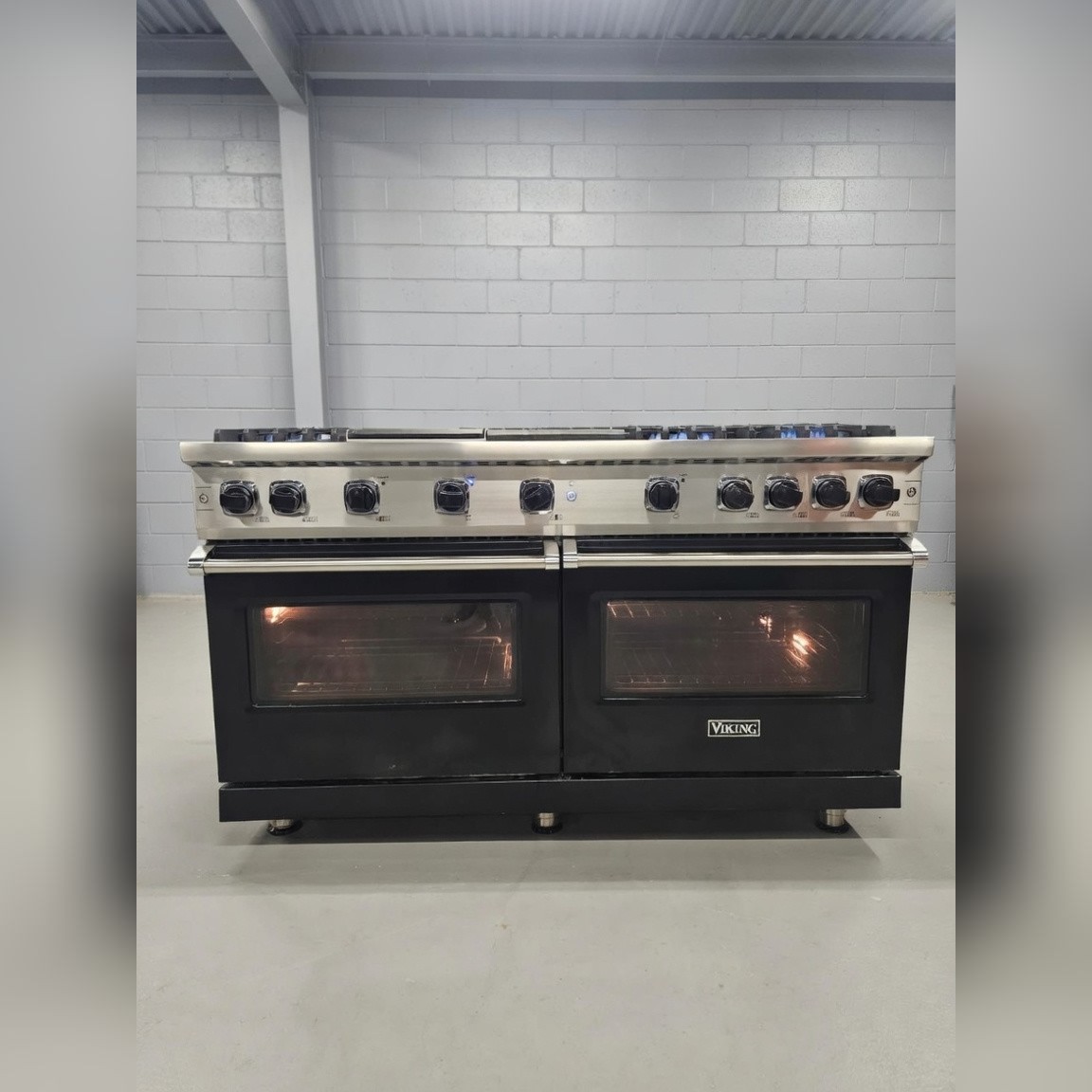 Viking Gas Range, 10 Burners Two Ovens - Good - 2018 - Stamford, CT