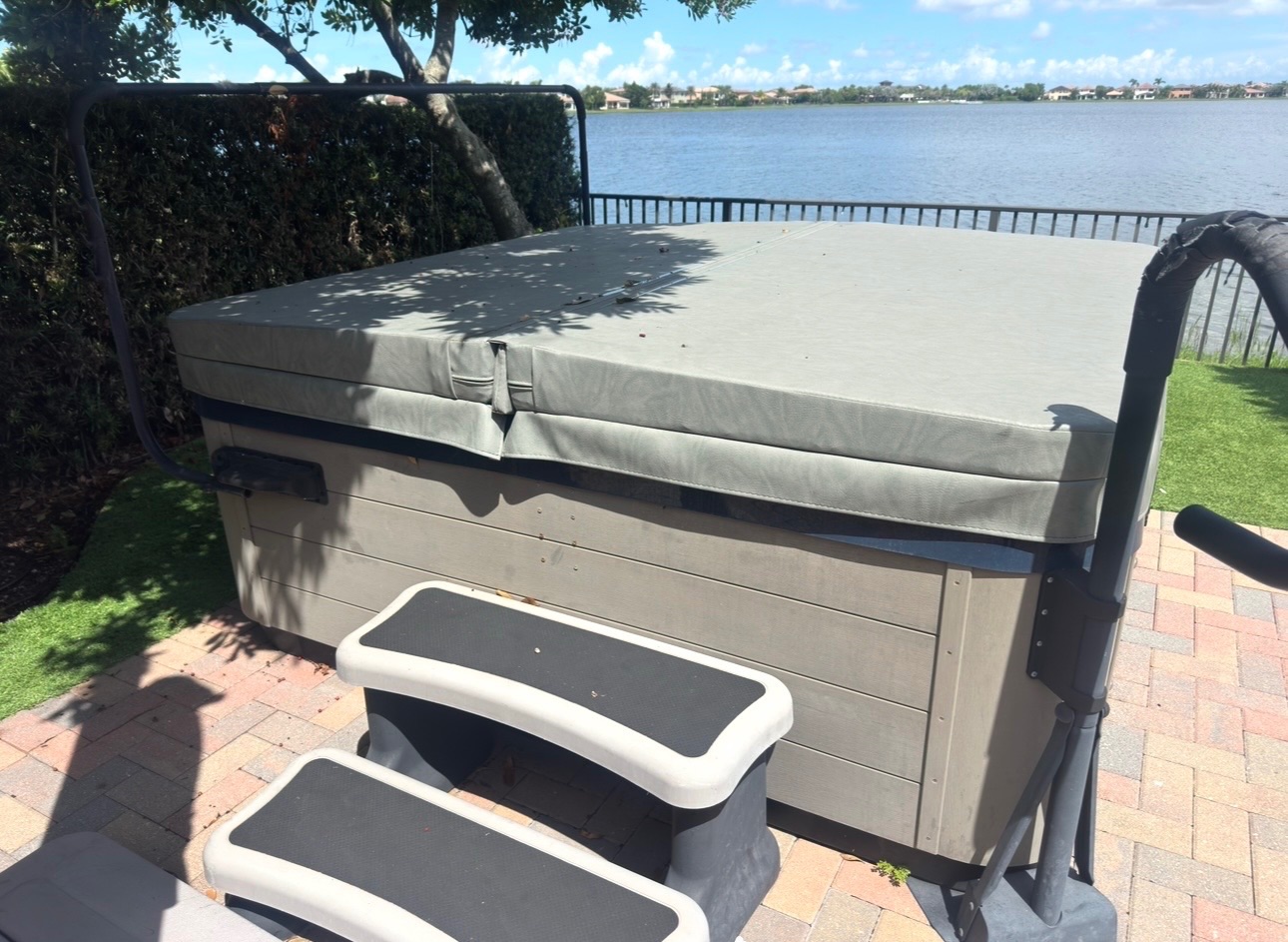 Bullfrog Spas R Series Hot Tub - Excellent – Pompano Beach, FL, photo 3 of 3