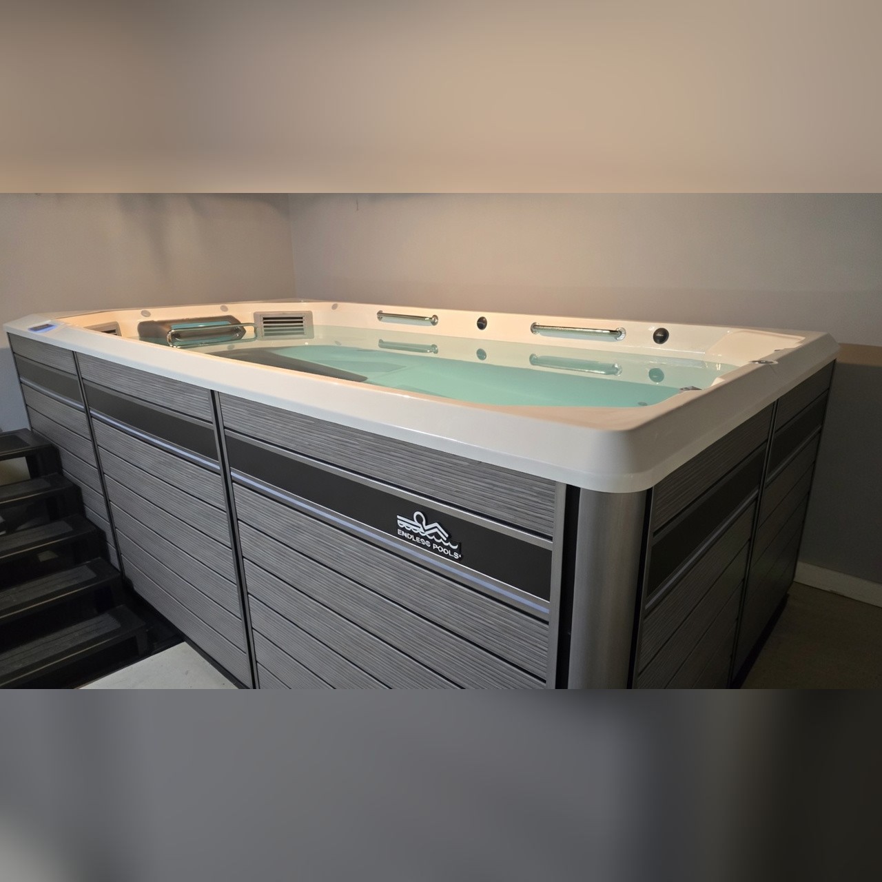 Endless Pool E550-58" TRD - Like New - Lorain, OH