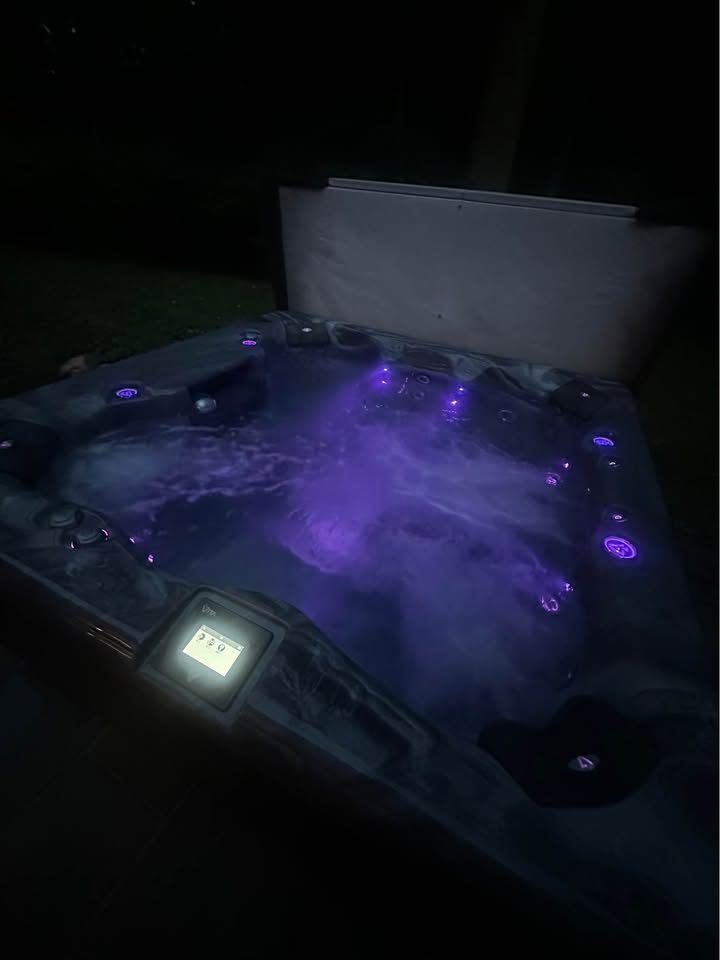 Vita Spa Hot Tub, 6-7 Person - Like New - 2022 - Springfield, PA, photo 6 of 7
