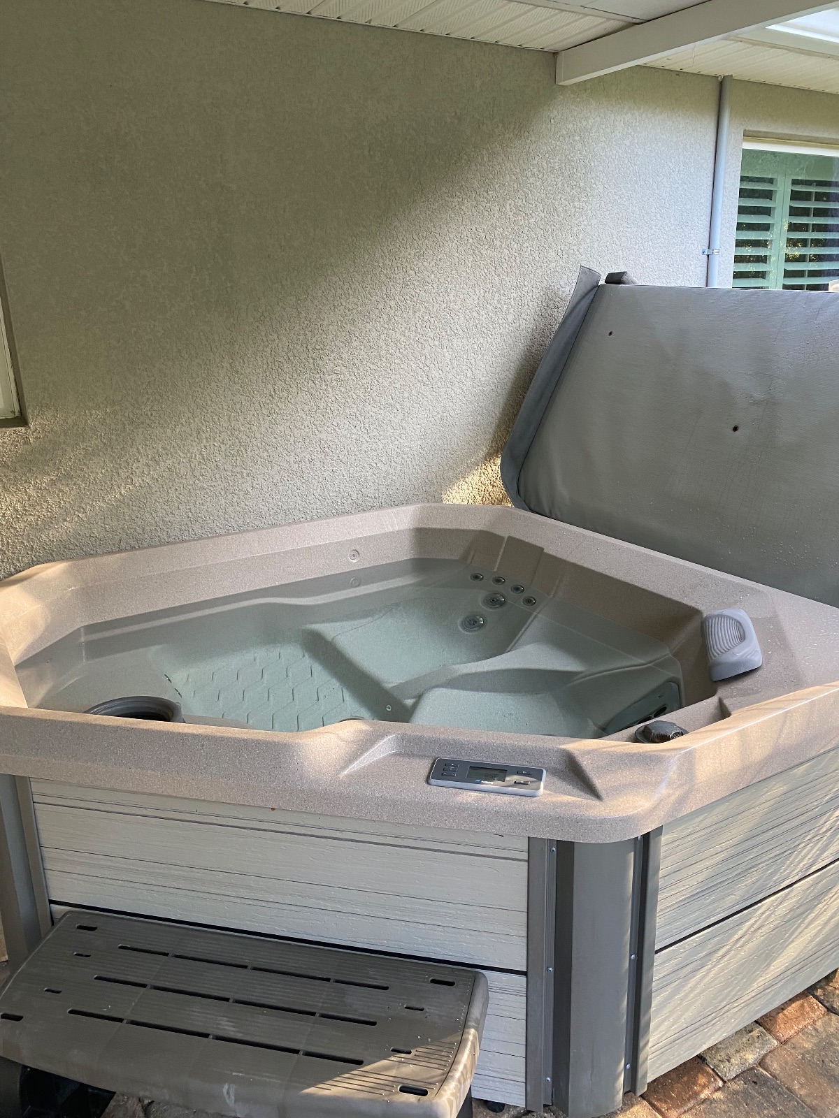 Hot Spring Spas Hot Tub, 220V with Cover and Steps - Excellent - 2022 – Dunnellon, FL, photo 2 of 5