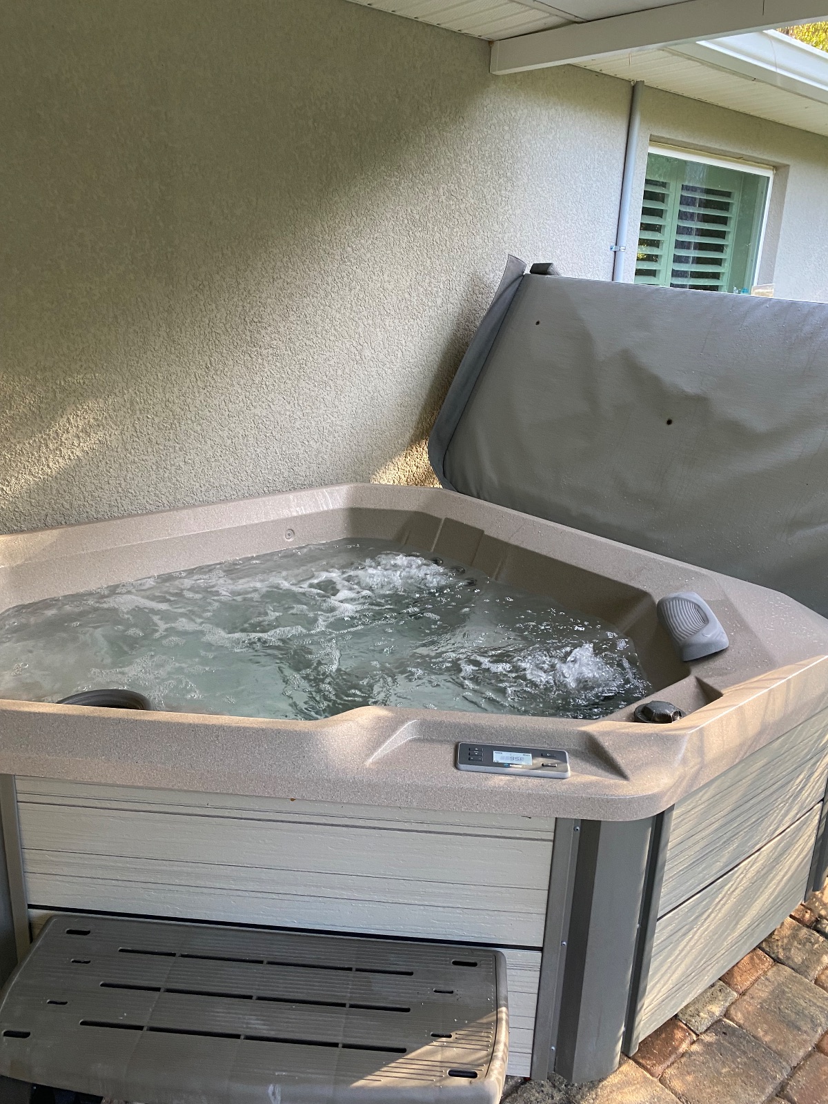 Hot Spring Spas Hot Tub, 220V with Cover and Steps - Excellent - 2022 – Dunnellon, FL, photo 4 of 5