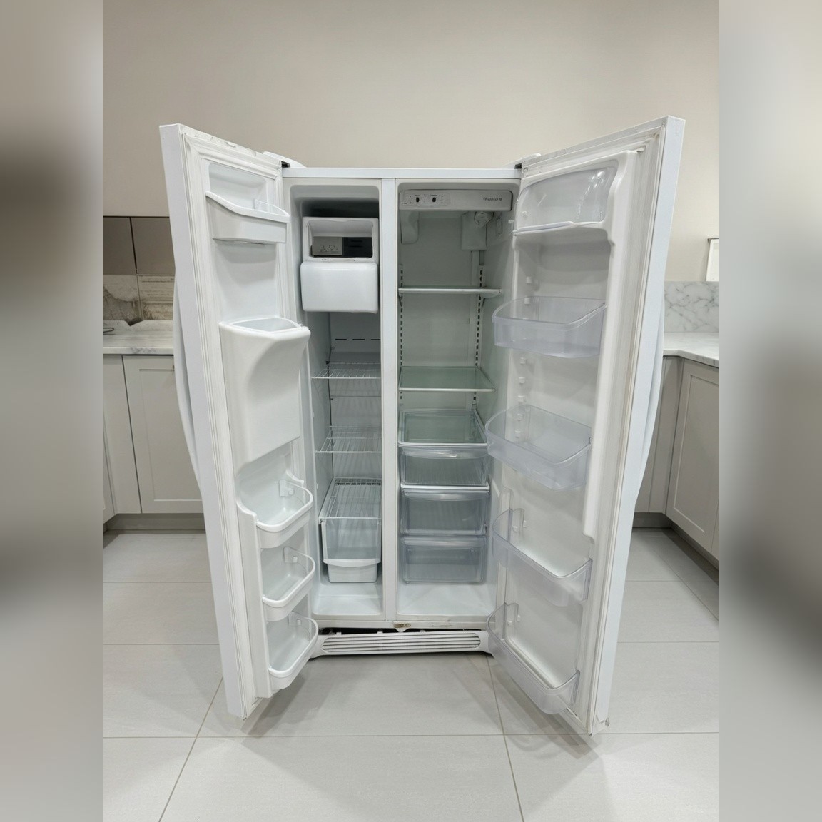 RT-0098936612ページ Side-by-Side Refrigerator, Ice Maker and Dispenser - Fair – Rialto
