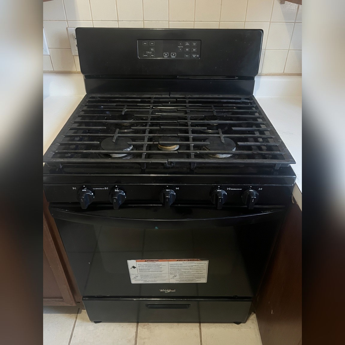 Whirlpool Gas Range, Five Burners Digital Controls - Like New – Cleveland, OH
