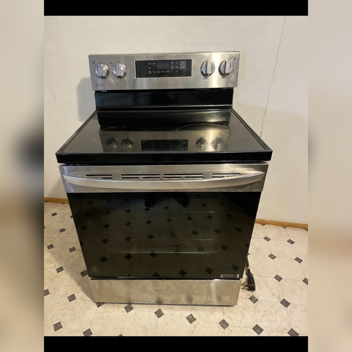 LG 24 Inch Electric Range, Stainless Steel Convection - Like New - Hammond, LA
