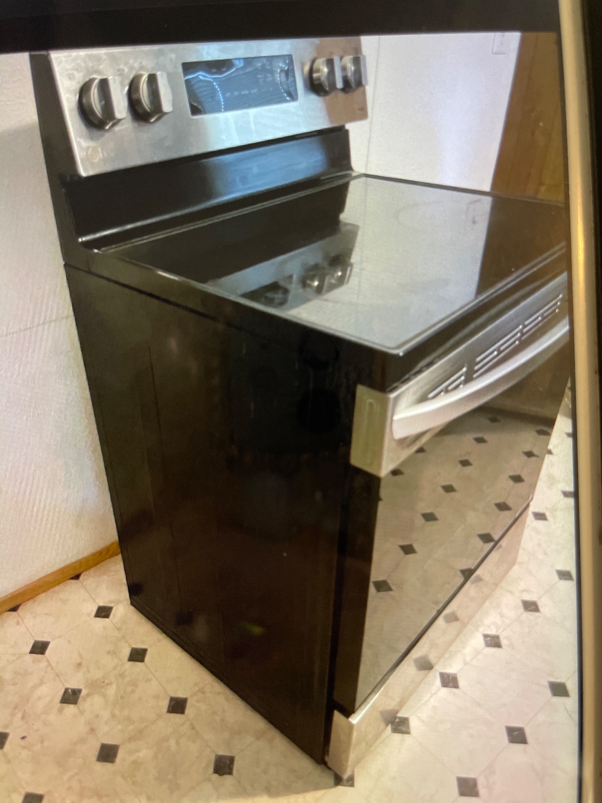 LG 24 Inch Electric Range, Stainless Steel Convection - Like New - Hammond, LA, photo 4 of 4