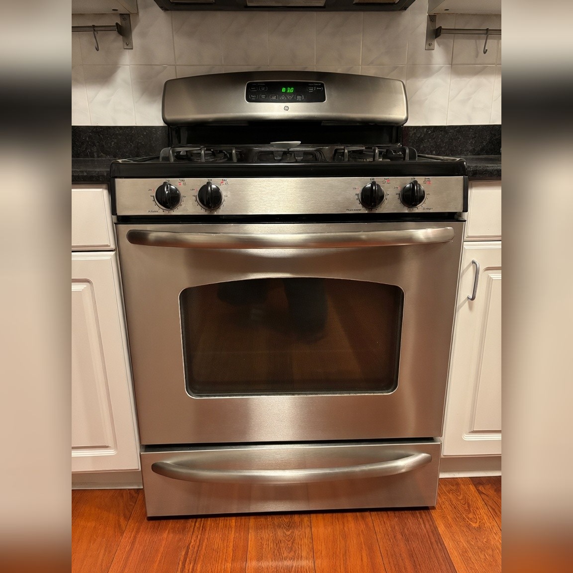 GE Gas Slide-In Range - Like New – East Hanover, NJ
