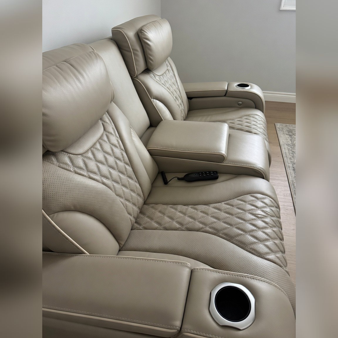 Loveseat - Like New – Indianapolis, IN