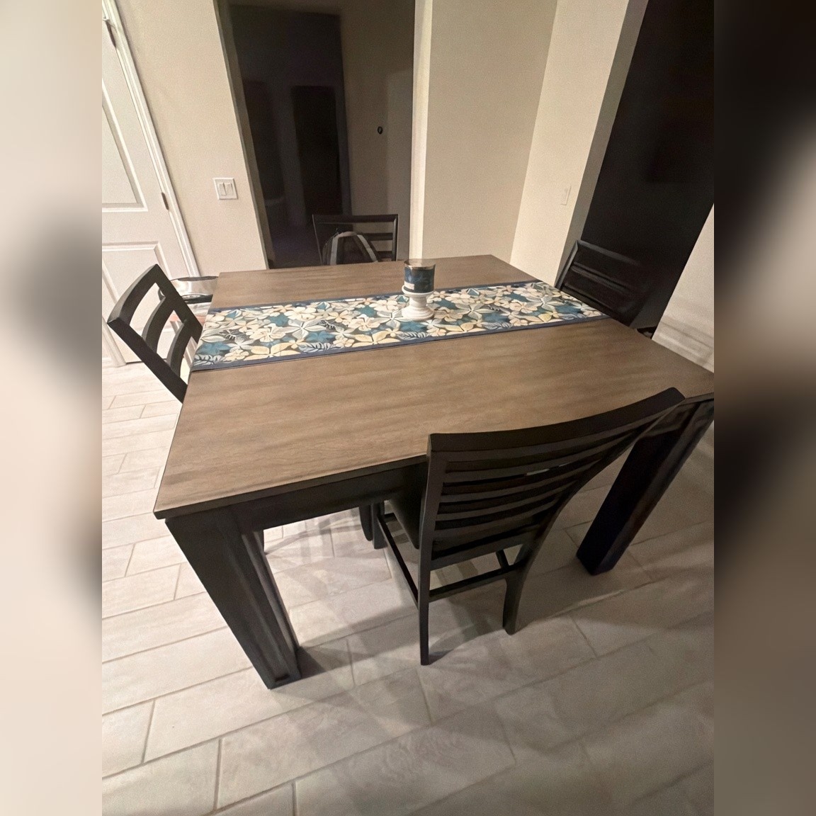 Rooms to Go Dining Table with Chairs - Excellent - Clermont, FL