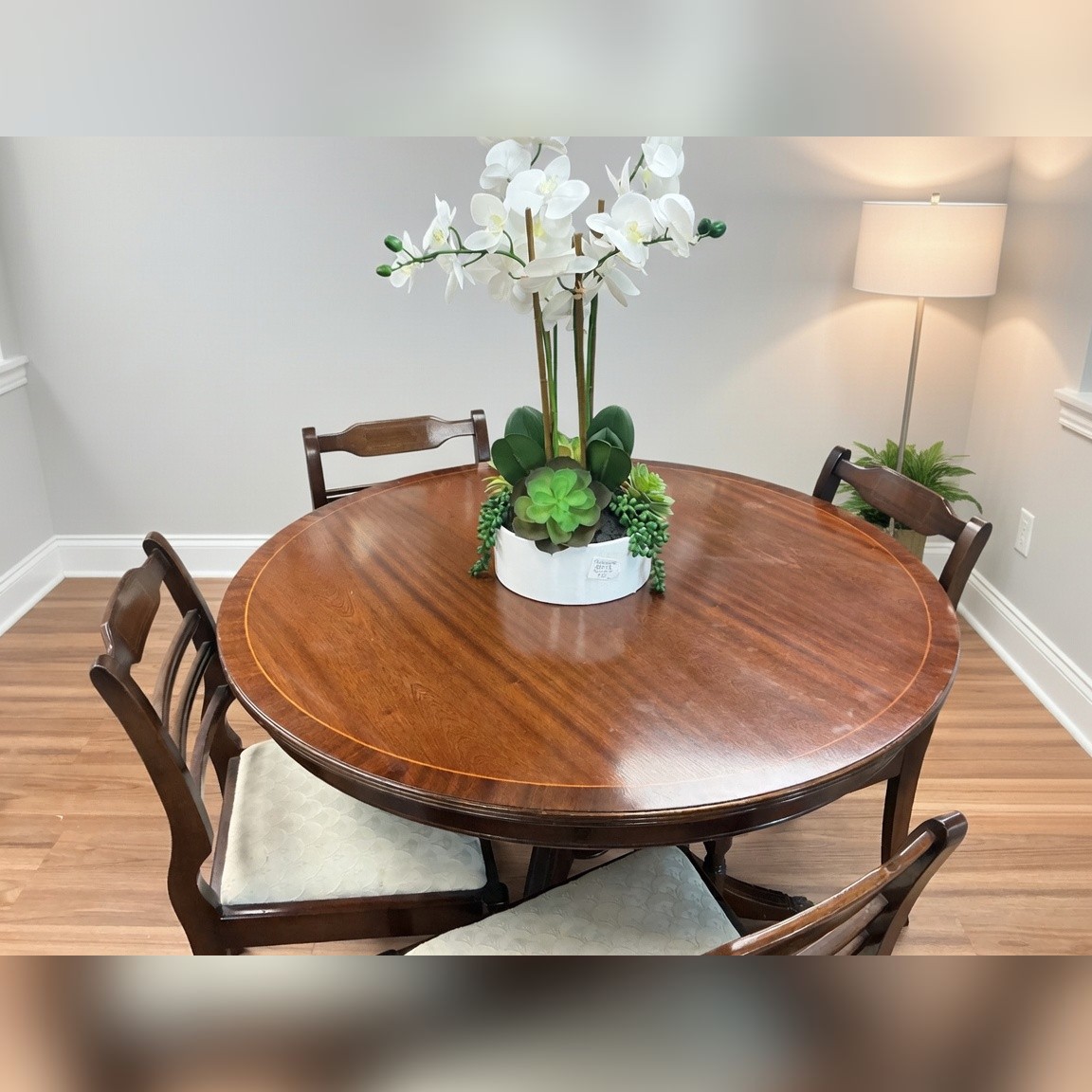 Round Wood Dining Table, With 4 Chairs - Like New – Pearland, TX
