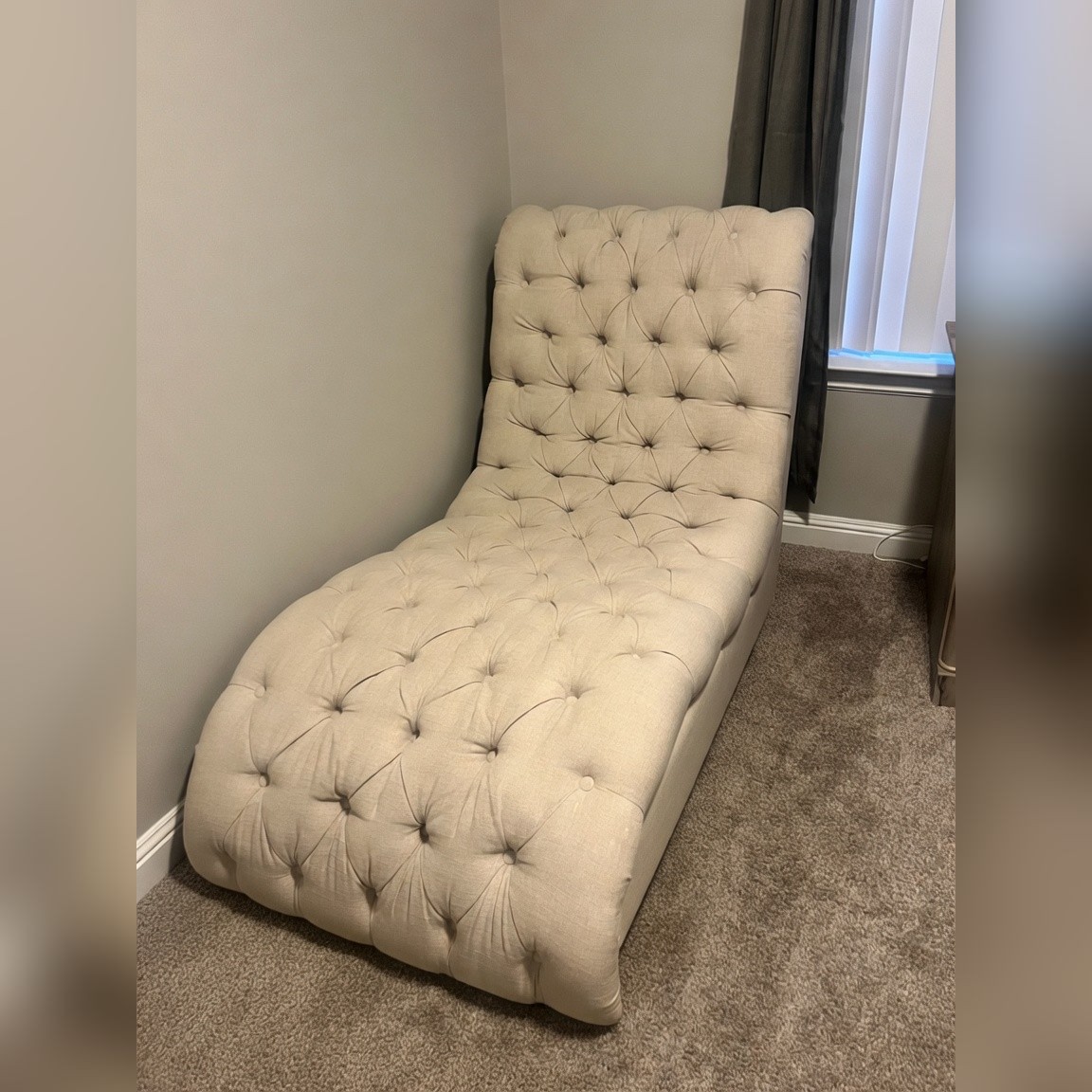 Chaise Lounge, Cream Tufted Upholstery - Like New – Macomb County, MI
