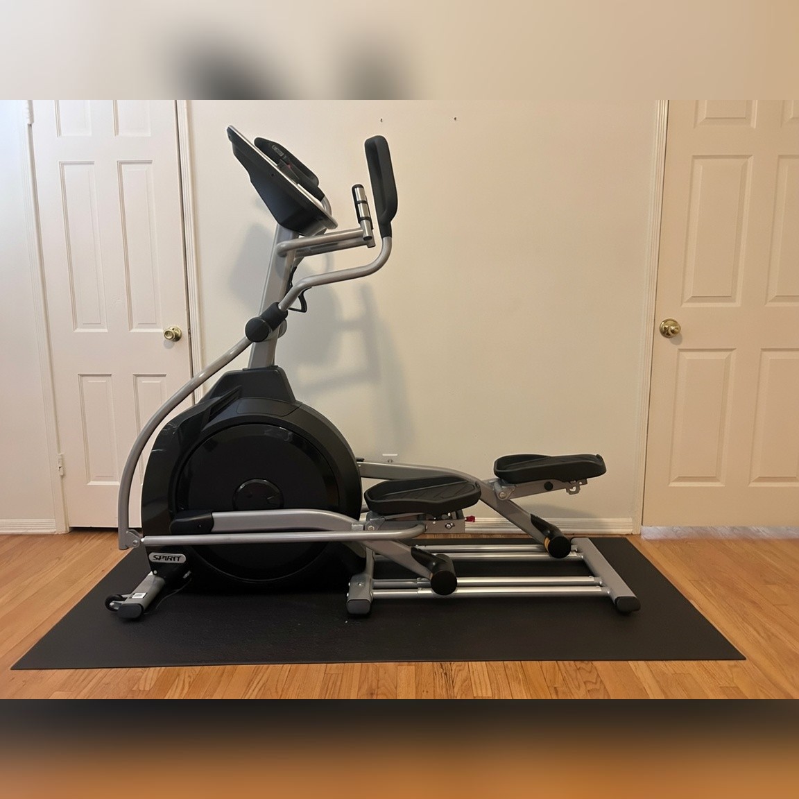 Spirit XE295 Elliptical, Includes Mat - Like New – Los Angeles, CA